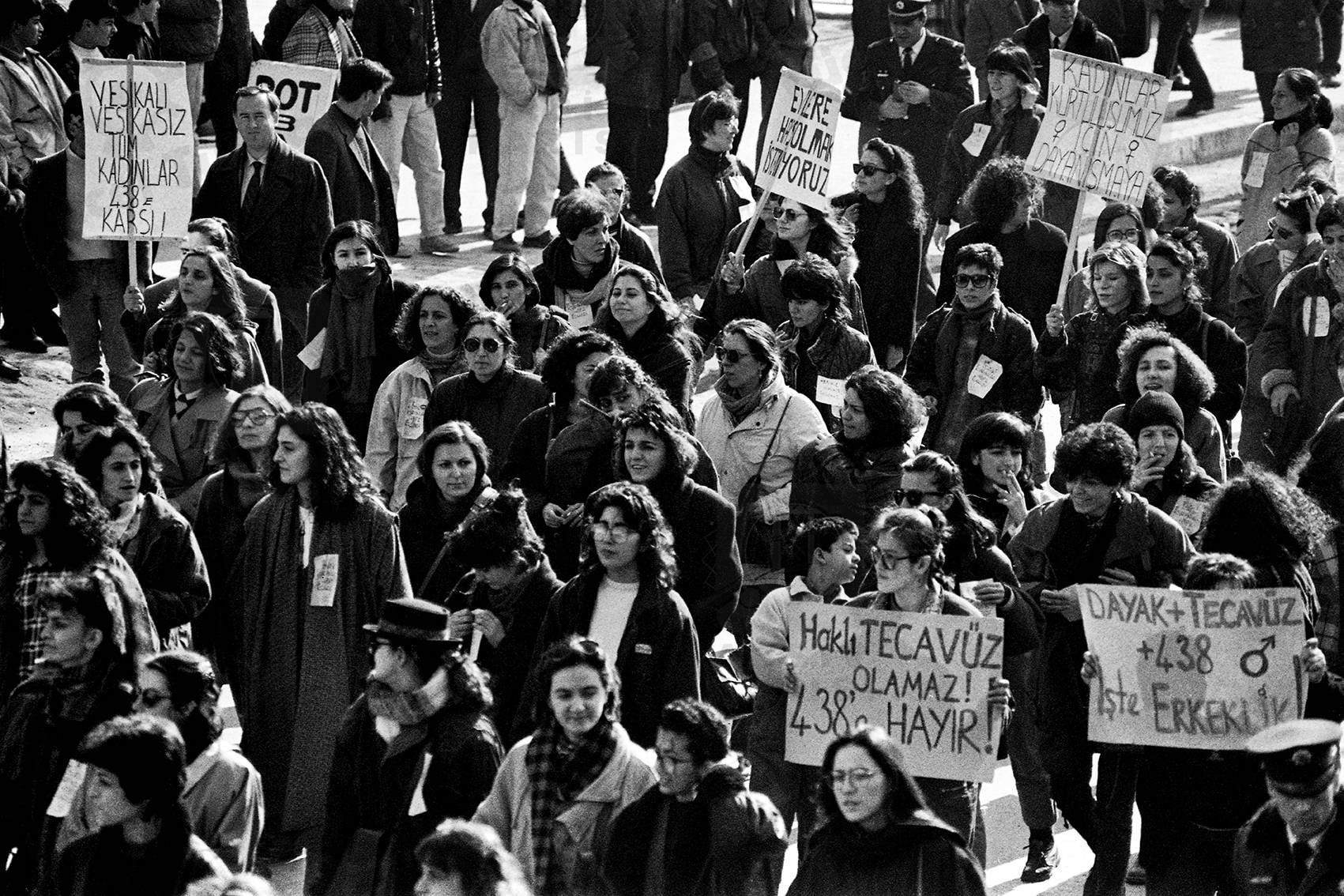 438’e Karşı Büyük Feminist Yürüyüş – 1990 - Toplumsal Cinsiyet Odaklı Habercilik Kütüphanesi