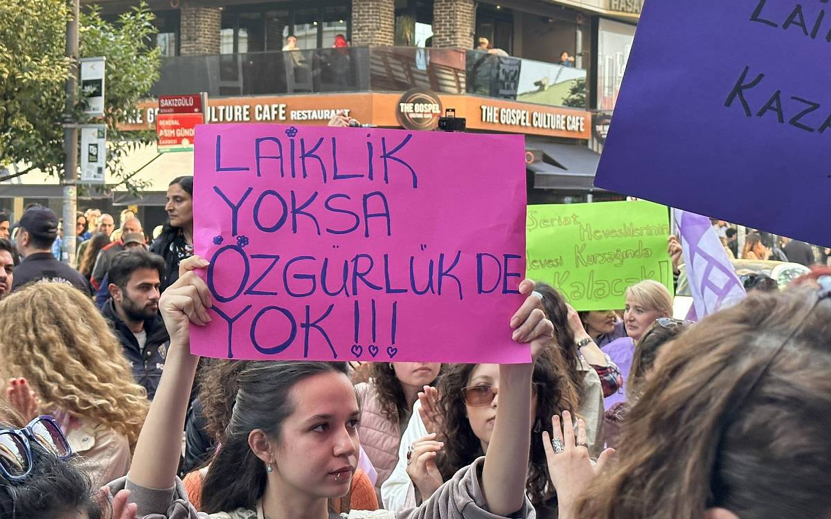 "Evde kalsın” videolarına tepki: Kadınlar eşitlik ve laiklik çağrısı yaptı - Toplumsal Cinsiyet Odaklı Habercilik Kütüphanesi